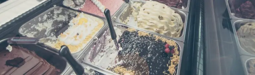 Cubetas de helado de colores en la vitrina, una junto a otra