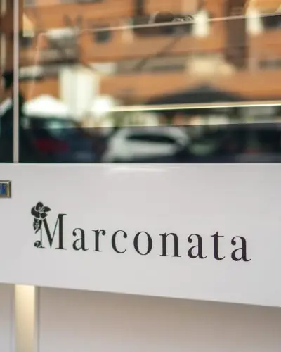 Rótulo de Marconata en la entrada de la tienda